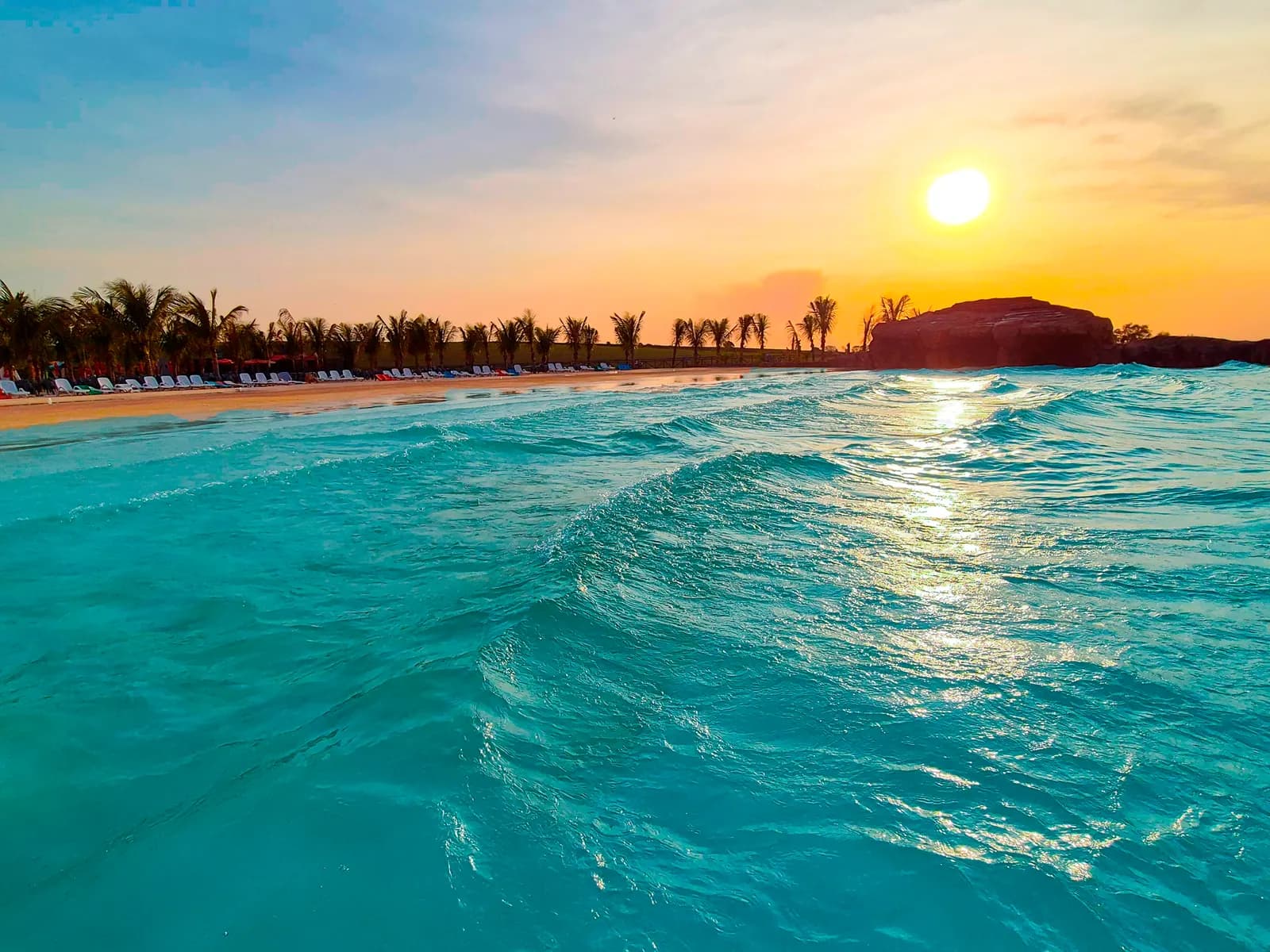 Piscina de ondas com a praia de areia